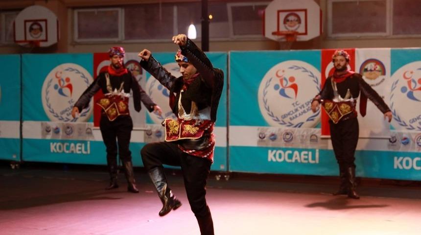 Halk Oyunları gösterisi beğeni topladı