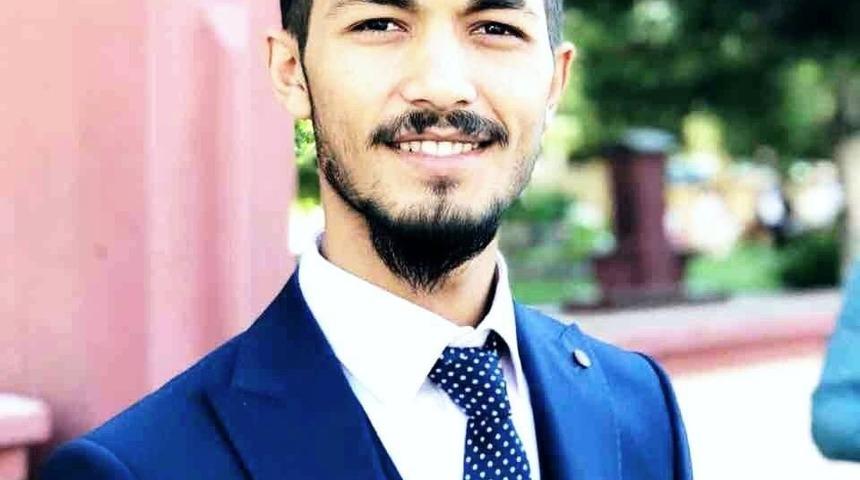 Karşıdan karşıya ge&ccedil;meye &ccedil;alışan gen&ccedil; kazada hayatını kaybetti