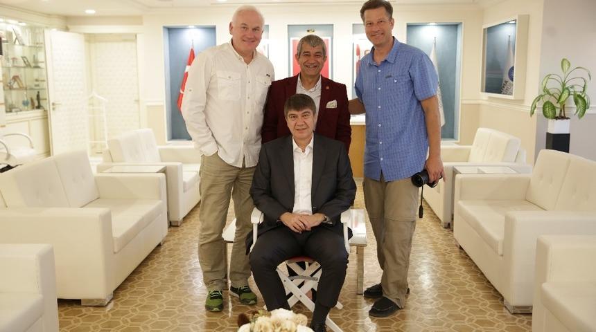 Başkan T&uuml;rel Kanadalı &uuml;nl&uuml; fotoğraf&ccedil;ıya poz verdi