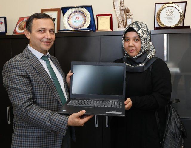 Rektör Çalış, Üniversite Sınavında İlk 1000’e Girerek İlk Tercih Olarak ERÜ’ye Yerleşen Öğrencilere Laptop Hediye Etti