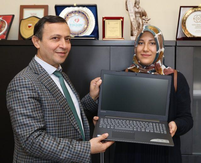 Rektör Çalış, Üniversite Sınavında İlk 1000’e Girerek İlk Tercih Olarak ERÜ’ye Yerleşen Öğrencilere Laptop Hediye Etti