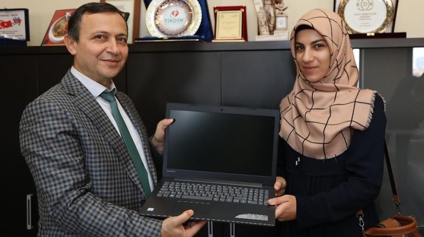 Rekt&ouml;r &Ccedil;alış, &Uuml;niversite Sınavında İlk 1000&rsquo;e Girerek İlk Tercih Olarak ER&Uuml;&rsquo;ye Yerleşen &Ouml;ğrencilere Laptop Hediye Etti
