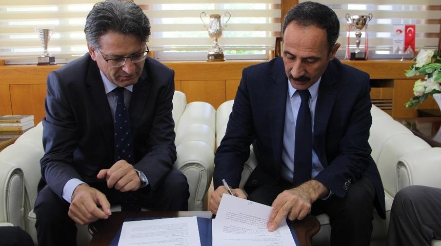 F&Uuml; ile TJK arasında iş birliği protokol&uuml;