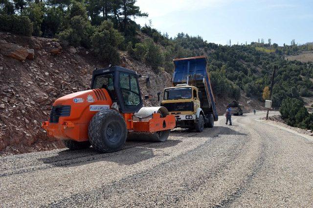 Korkuteli Güzle yolu asfaltlanıyor