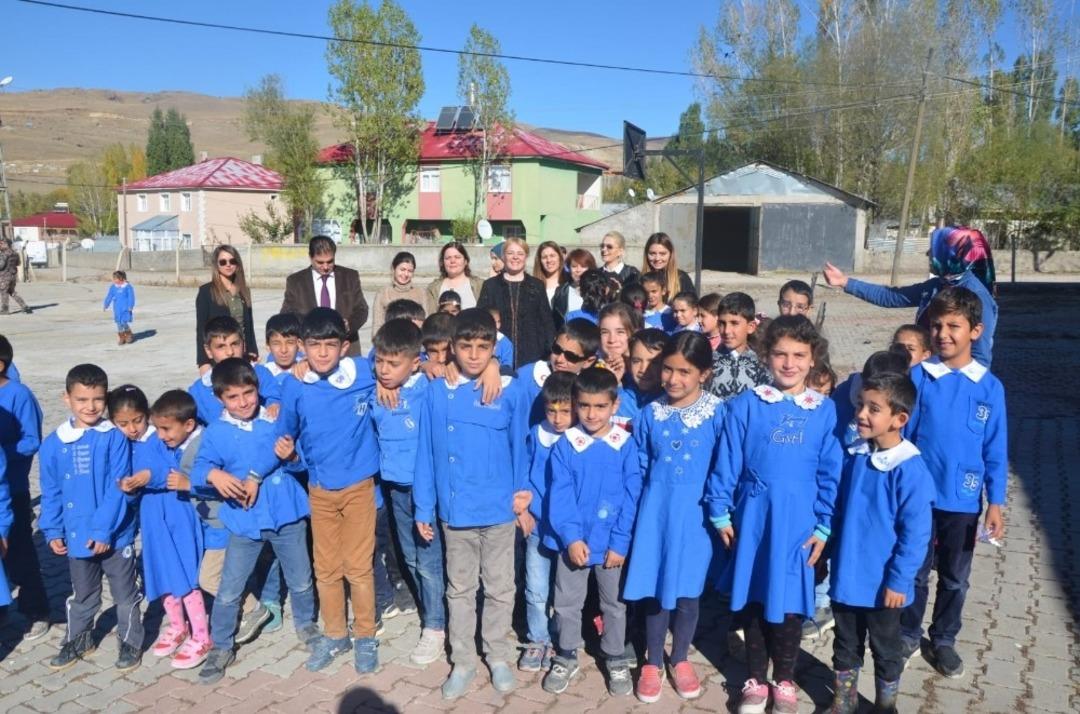 Polislerden Vartolu &ouml;ğrencilere kırtasiye desteği