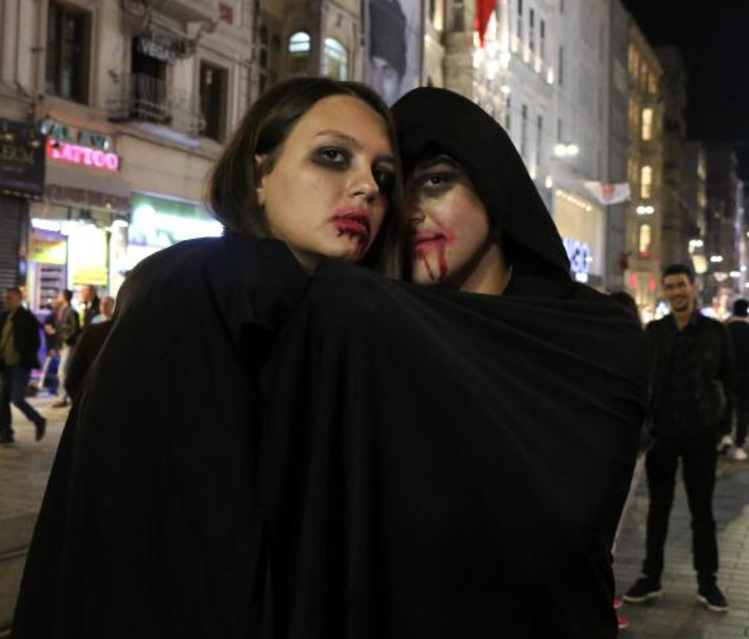 Taksim'i 'cadılar' bastı!