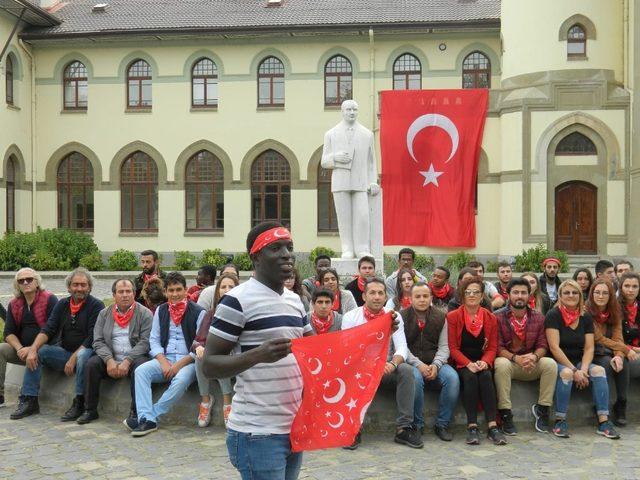 Gambiyalı öğrenciden duygulandıran bayrak şiiri