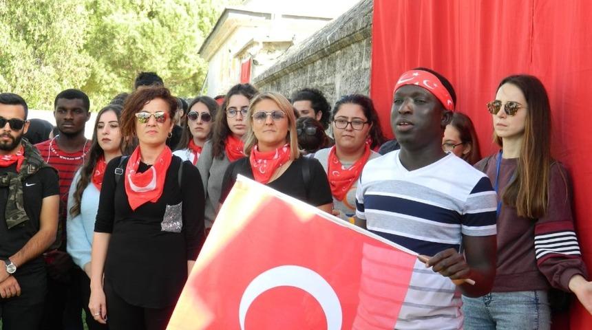 Gambiyalı öğrenciden duygulandıran bayrak şiiri