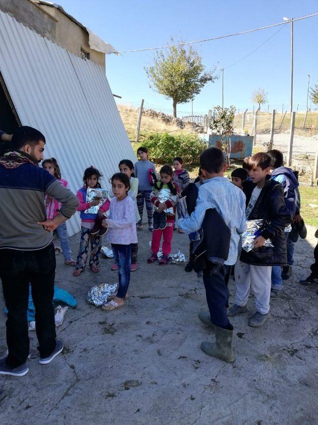 Çocuklar üşümesin gönüllülerinden köy okullarına destek