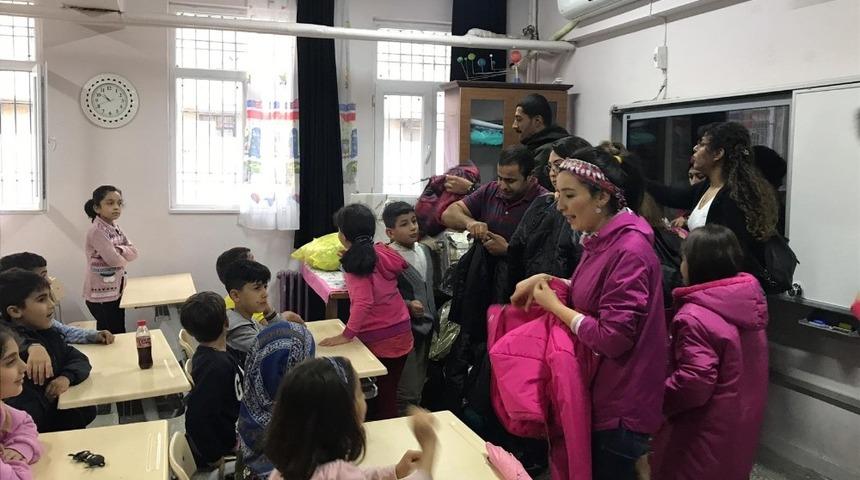 &Ccedil;ocuklar &uuml;ş&uuml;mesin g&ouml;n&uuml;ll&uuml;lerinden k&ouml;y okullarına destek