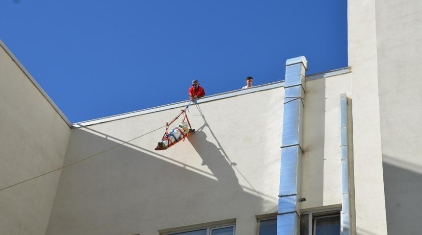 Hastanede ger&ccedil;eğini aratmayan tatbikat