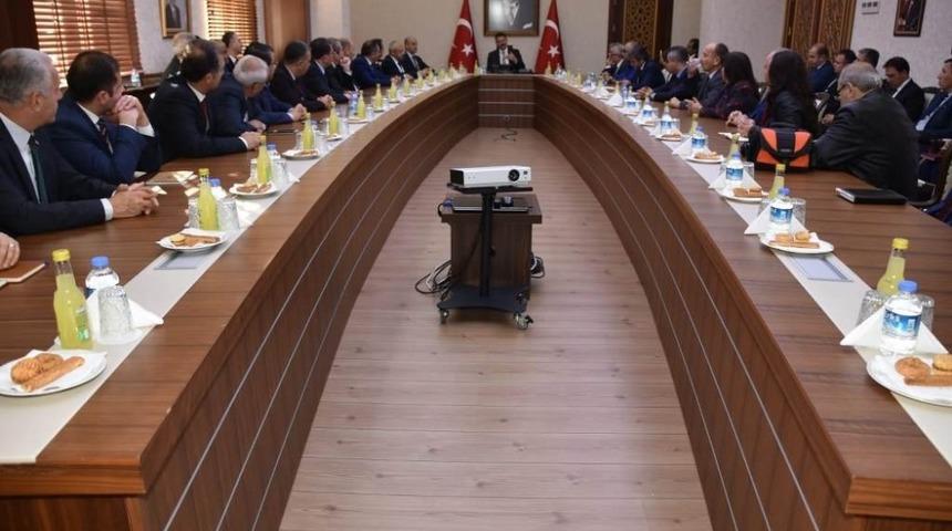 Vali Haktanka&ccedil;maz vedalaştı