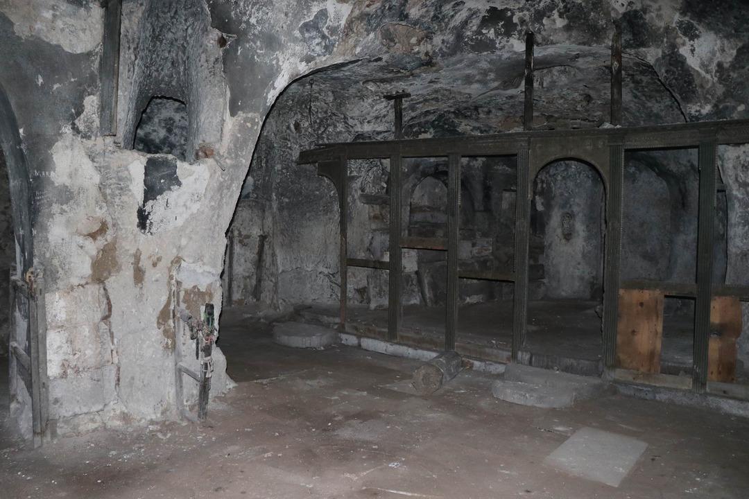 Defineciler orayı da talan etti! D&uuml;nyanın ilk akıl hastanesi tanınmaz hale geldi