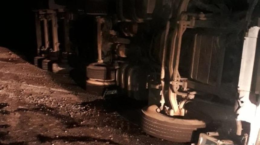 Niğde’de patates yüklü kamyon devrildi