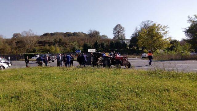 Sakarya’da otomobil ile traktör çarpıştı