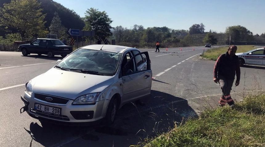 Sakarya’da otomobil ile traktör çarpıştı