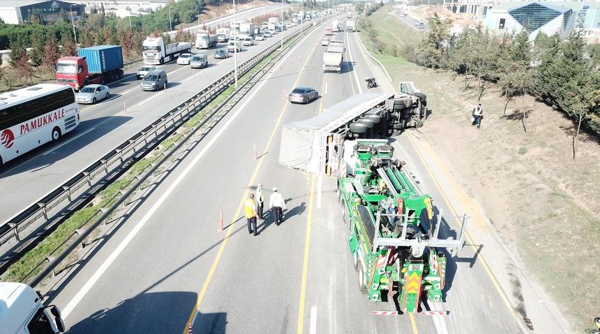 TEM'de TIR devrildi, uzun ara&ccedil; kuyrukları oluştu