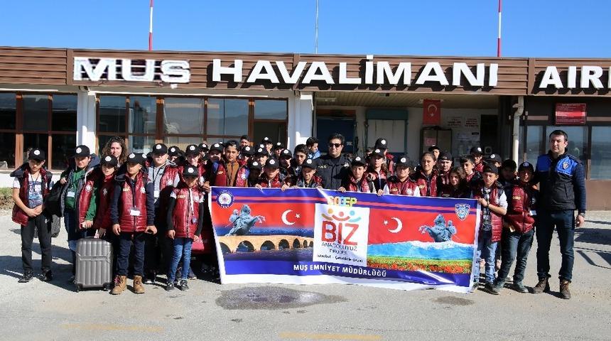 Muşlu &ccedil;ocukla İstanbul ve &Ccedil;anakkale&rsquo;ye g&ouml;nderildi