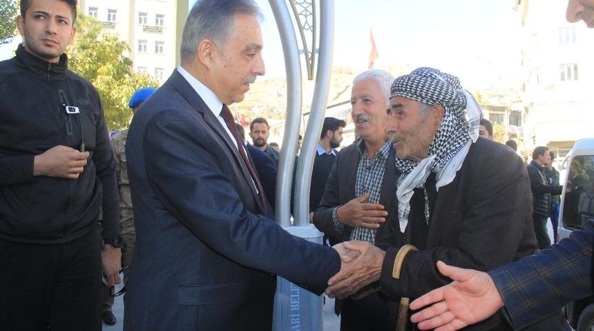 Hakkari, Vali Toprak&rsquo;a ağlıyor