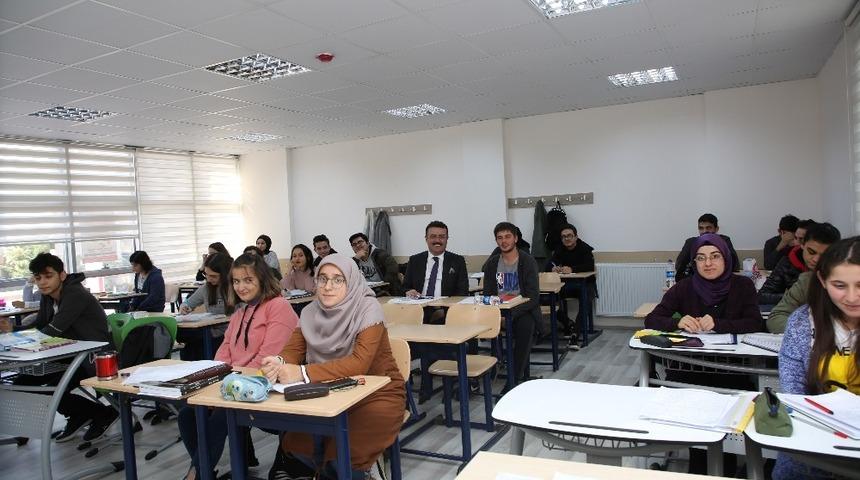 Atakumlu 350 genci &uuml;niversiteye hazırlıyor