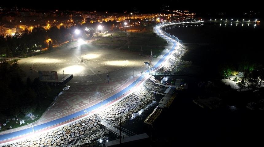 Beyşehir G&ouml;l&uuml; sahil şeridi aydınlatıldı