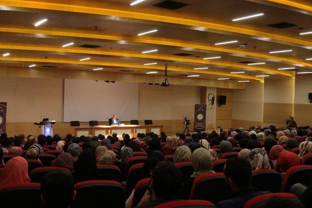 ’Gençliğin Kıymetini Bilmek’ konulu konferans SAÜ’de düzenlendi