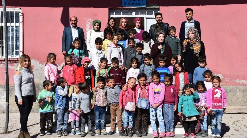 Üniversite öğrencilerinden köy okuluna kırtasiye desteği