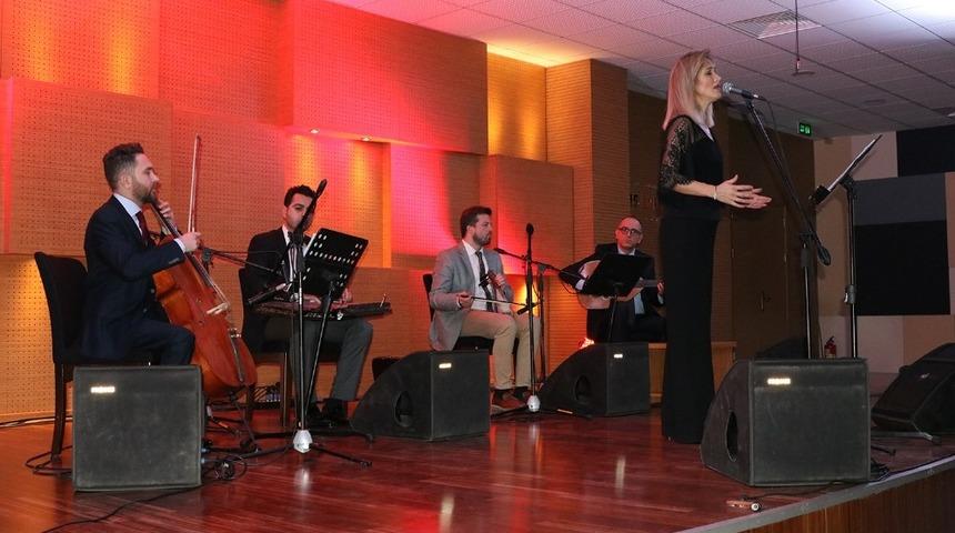 &Ccedil;iğdem Yarkın, Ziya Taşkent&rsquo;te sahne aldı