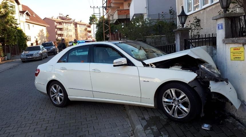 Fren yerine gaza basınca duvara tosladı