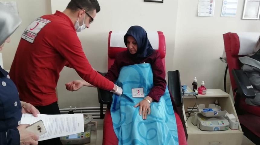 AK Partili kadınlardan kan bağışı