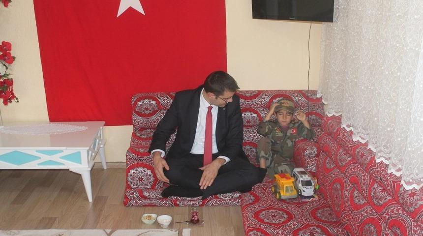 Kaymakam Aydın&rsquo;dan şehit ailelerine ziyaret