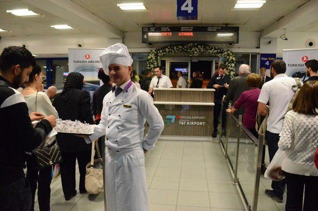 İstanbul Havalimanı'na güller ve limonatayla uğurlandılar (Tekrar)