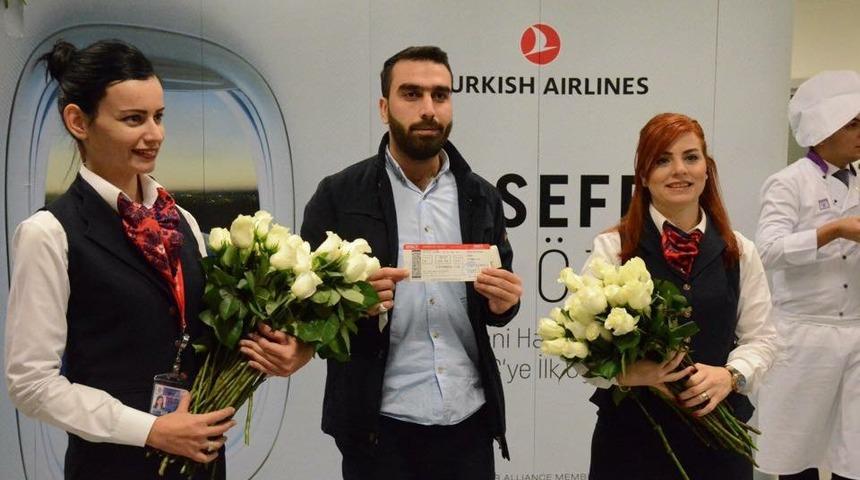İstanbul Havalimanı'na güller ve limonatayla uğurlandılar (Tekrar)