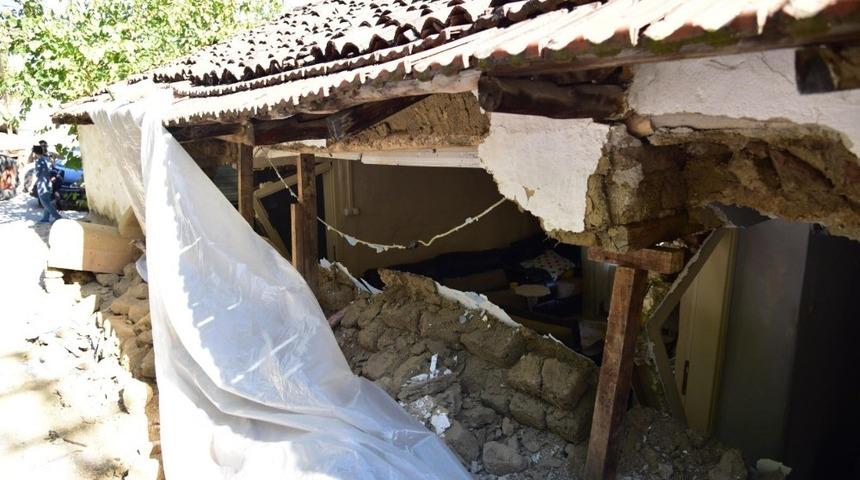 Evinin duvarı yıkılan vatandaşa belediyeden destek