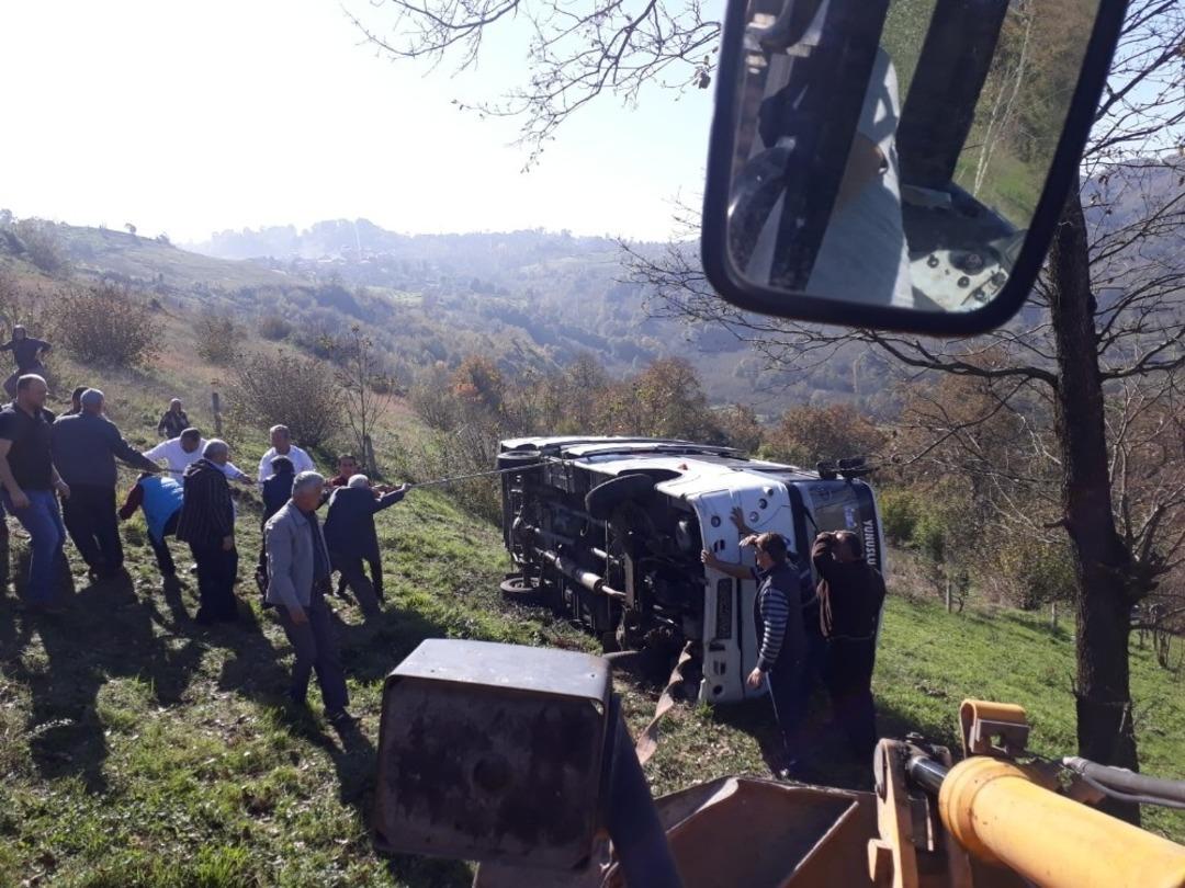 Yolcu minib&uuml;s&uuml; şarampole yuvarlandı: 1 yaralı