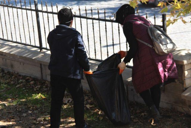 Öğrenciler, tarihi Harput mahallesinde çöp topladı