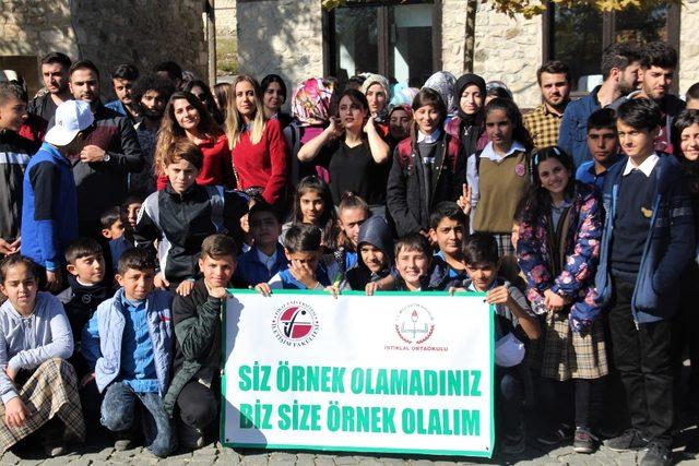 Öğrenciler, tarihi Harput mahallesinde çöp topladı