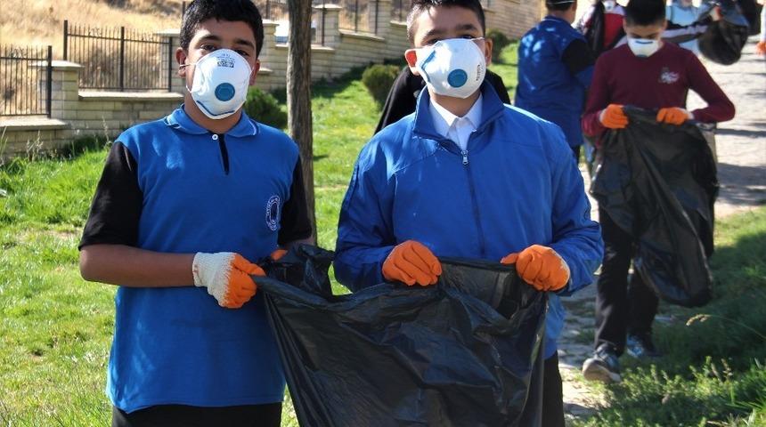 &Ouml;ğrenciler, tarihi Harput mahallesinde &ccedil;&ouml;p topladı