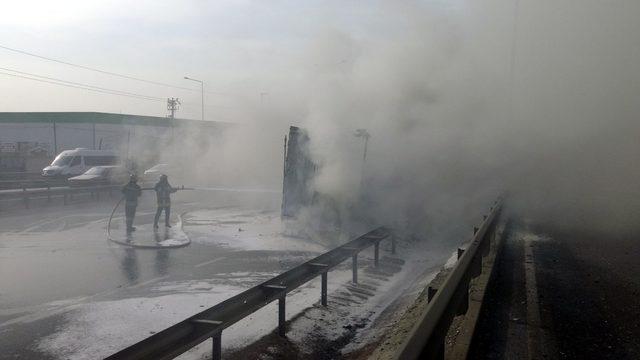 Seyir halindeki TIR'ın dorsesi alev alev yandı