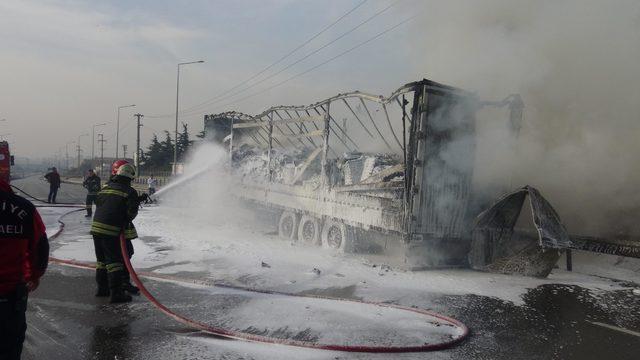 Seyir halindeki TIR'ın dorsesi alev alev yandı