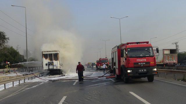 Seyir halindeki TIR'ın dorsesi alev alev yandı