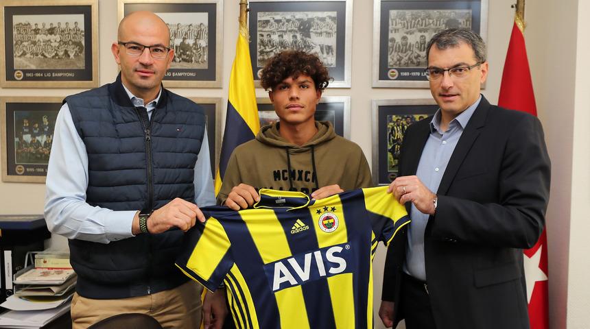 Fenerbahçe Gürol Demirezen ile profesyonel sözleşme imzaladı