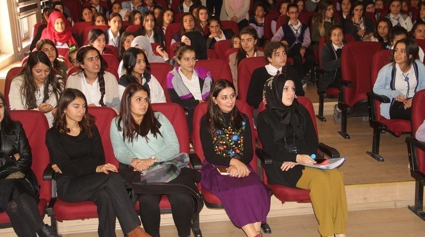 Yazar Mehtap Altan &ouml;ğrencilerle buluştu