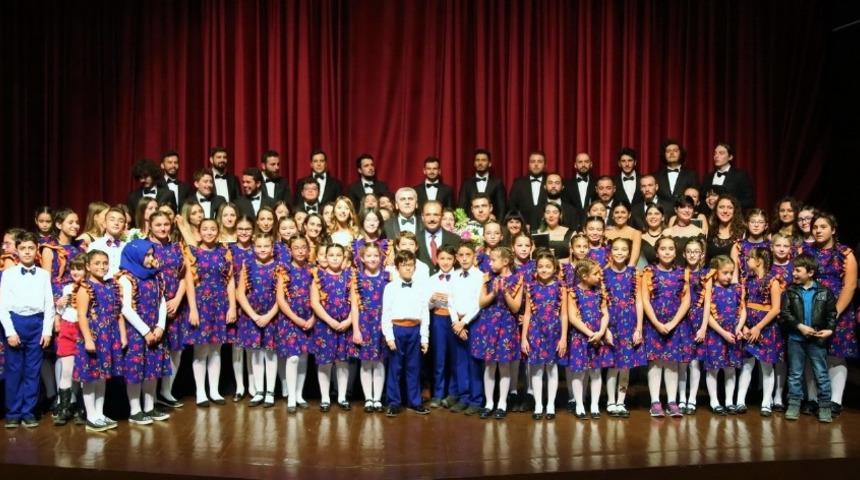 Uşak&rsquo;ta iki koro iki şef konseri b&uuml;y&uuml;ledi