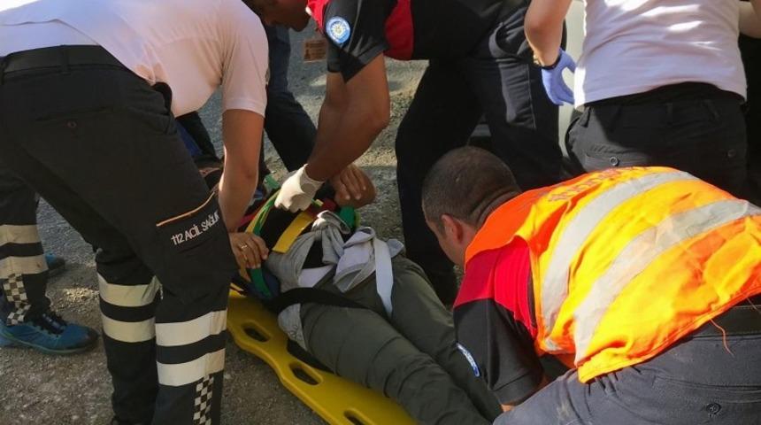 Ara&ccedil;ta sıkışan vatandaş kurtarıldı