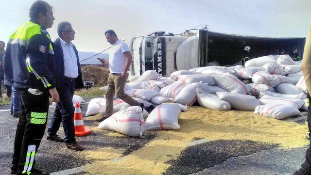 Toprak yığınına çarptığı kamyondan atlamak isterken, altında kalıp can verdi