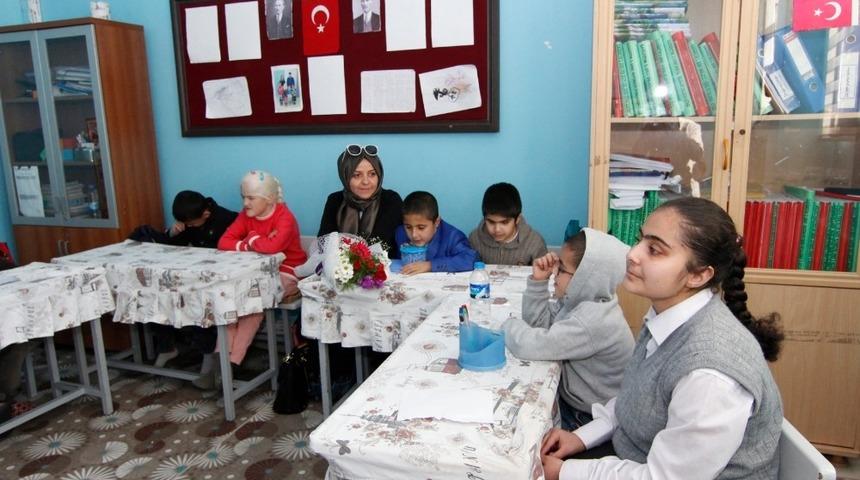 Kaymakam eşinden engelli &ccedil;ocuklara ziyaret