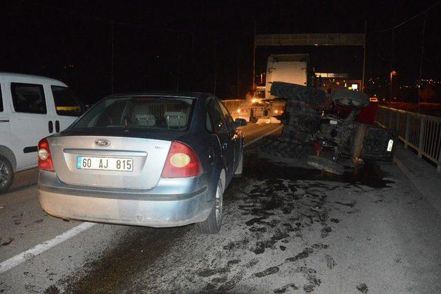 Tokat’ta otomobil traktöre çarptı: 2 Yaralı