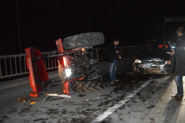 Tokat’ta otomobil traktöre çarptı: 2 Yaralı