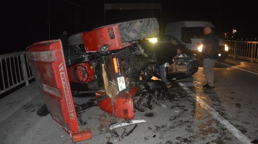 Tokat&rsquo;ta otomobil trakt&ouml;re &ccedil;arptı: 2 Yaralı